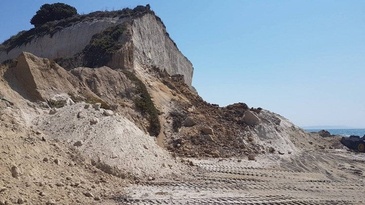 Παραλίγο νέα τραγωδία στην Κω μετά τον σεισμό – Αμμόλοφος έπεσε σε παραλία με λουόμενους (εικόνες, βίντεο)
